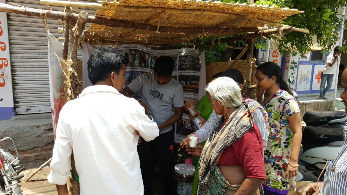 HelpingheartsH2's tweet photo. @WeAreHyderabad @Kurmanath @hydcitypolice we have served buttermilk today at Hanmakonda(Warangal) ...cops were happy https://t.co/L4jrrQKHi8