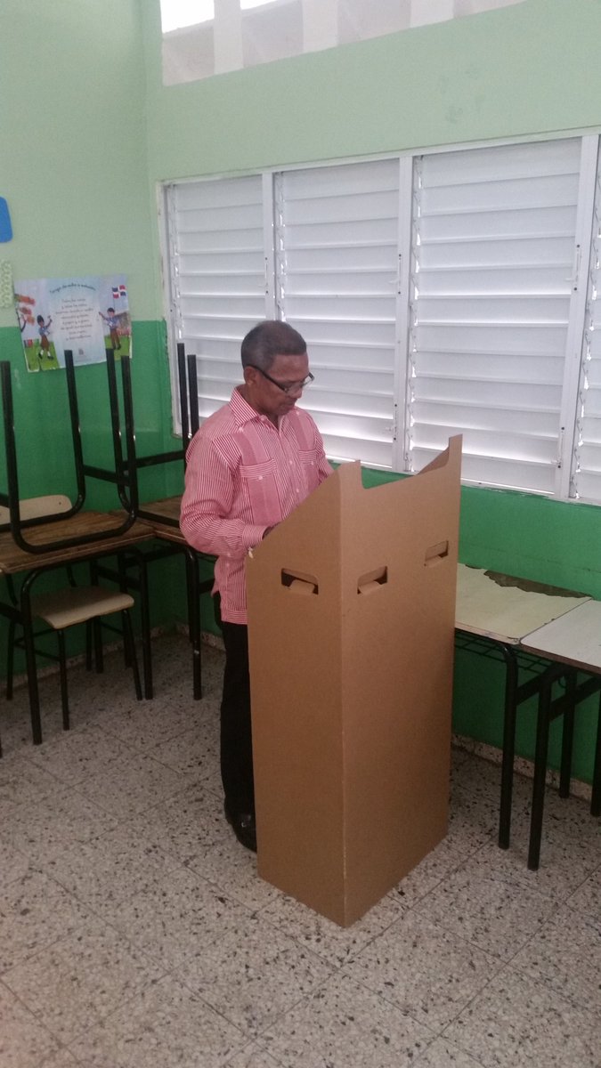 miguelabrahham's tweet photo. Praede Olivero, ejerciendo su derecho al voto.
"Para estar bien, cambiemos"
#PraedeAlcalde #Vota15 #Barahona https://t.co/InQ0zfl7JY