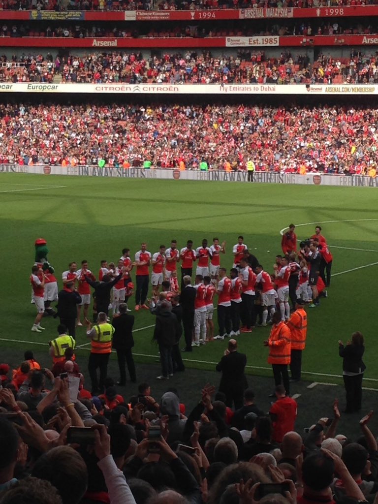 afcstuff's tweet image. Photo: Tomas Rosicky receiving a guard of honour from the Arsenal players wearing 'Rosicky 7' shirts. [@JamesOlley]