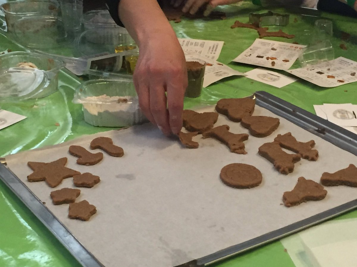 UOVOAPOIS's tweet photo. Siamo quasi pronti per infornare! 👍 I biscotti integrali sono più buoni e sgranocchiosi, non trovate? @IDitiinPasta https://t.co/ojnEaa8DdF