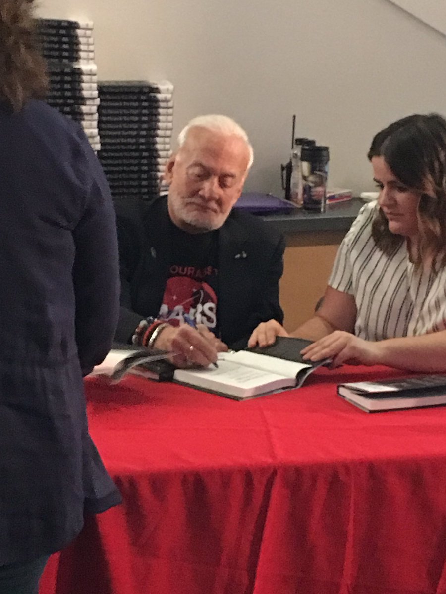 HMSinDC16's tweet photo. @TheRealBuzz joined Highland students @airandspace today! #HMStakesDC https://t.co/Bnh4wlKTup