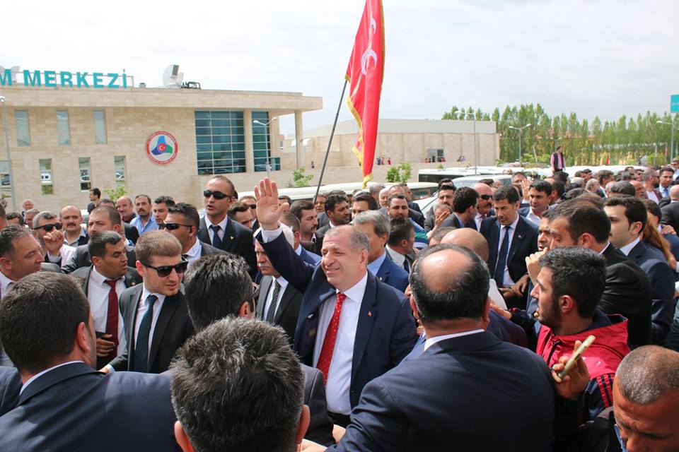 umitozdag's tweet photo. İktidar şimdiden Toma'ların ardına sığınmaya başladı. Kurultay sonrası nereye sığınacaklar merak ediyorum. https://t.co/PgPvTyXgT3