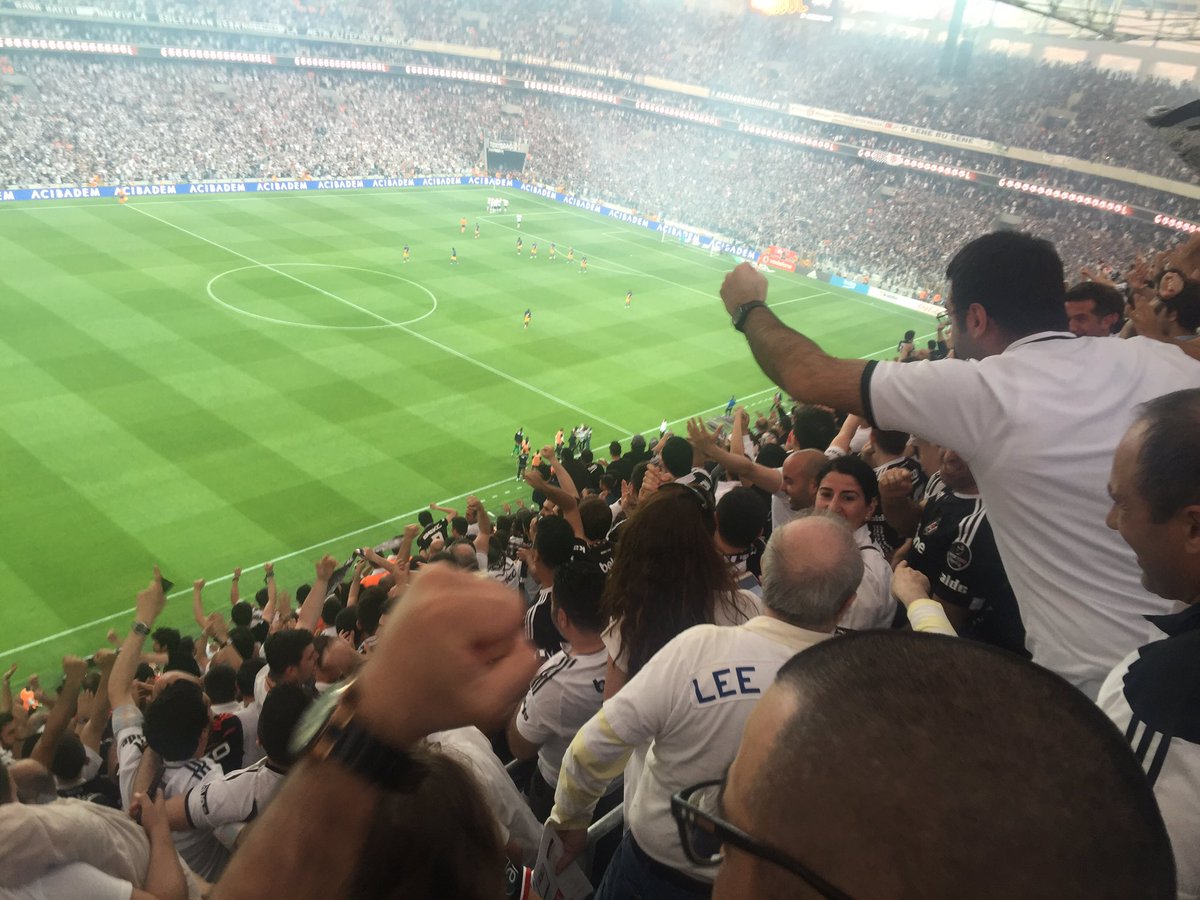 Besiktas's tweet photo. Marcelo'nun gollerinden sonra #VodafoneArena yıkıldı. #Beşiktaş https://t.co/0aVN5SrarP