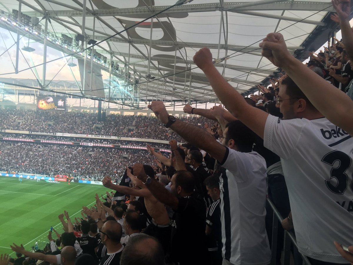 Besiktas's tweet photo. Marcelo'nun gollerinden sonra #VodafoneArena yıkıldı. #Beşiktaş https://t.co/0aVN5SrarP