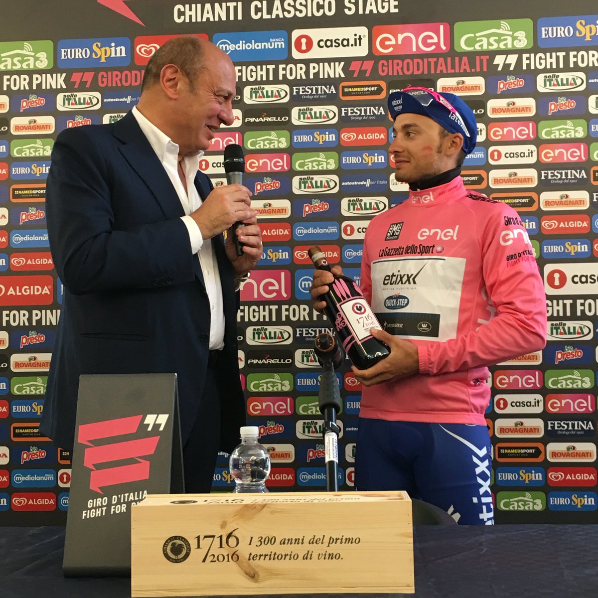 chianticlassico's tweet photo. #CCstage #Giro il presidente Zingarelli premia con una bottiglia #ChiantiClassico Gran Selezione la #magliarosa https://t.co/HgOxs1YZH1