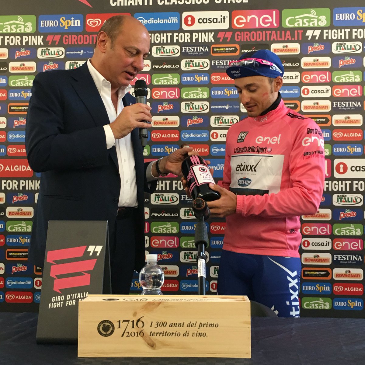 chianticlassico's tweet photo. #CCstage #Giro il presidente Zingarelli premia con una bottiglia #ChiantiClassico Gran Selezione la #magliarosa https://t.co/HgOxs1YZH1