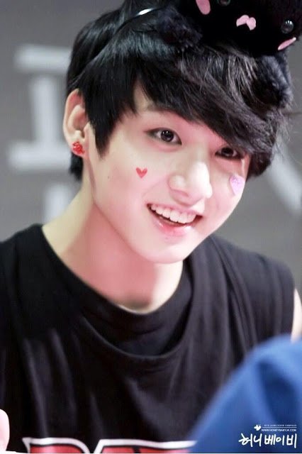 TAEK00KED's tweet photo. the way he looking at army adlgkhls 
#정국아성년의날축하해
#JKComingOfAgeDay https://t.co/WmnKJ5qNq0