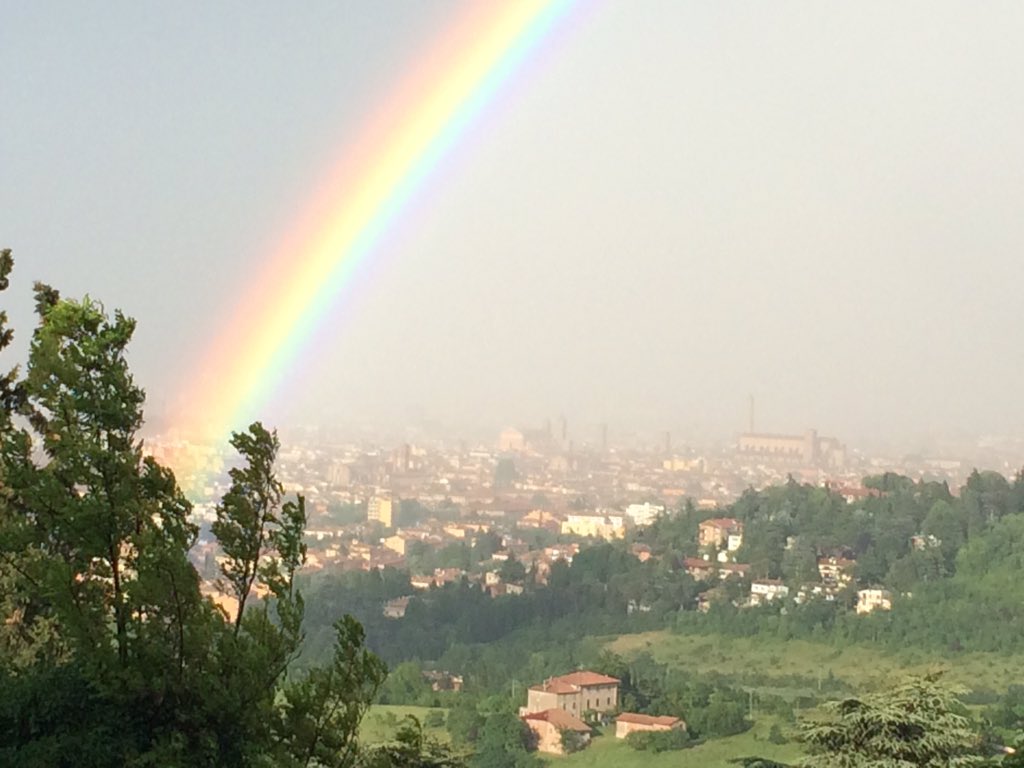 comunebologna's tweet photo. #900BO Uno splendido #arcobaleno festeggia i nostri primi #900anni :-) #Bologna https://t.co/JD8HjU3FlF