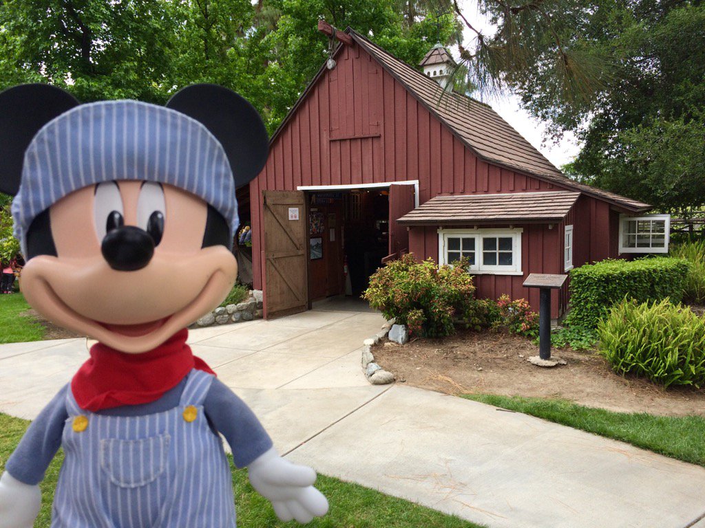 observantview's tweet photo. Always a great day out at @WaltDisneysBarn @waltsbarn #engineermickey #trains #Disney https://t.co/4MMxqzXULB