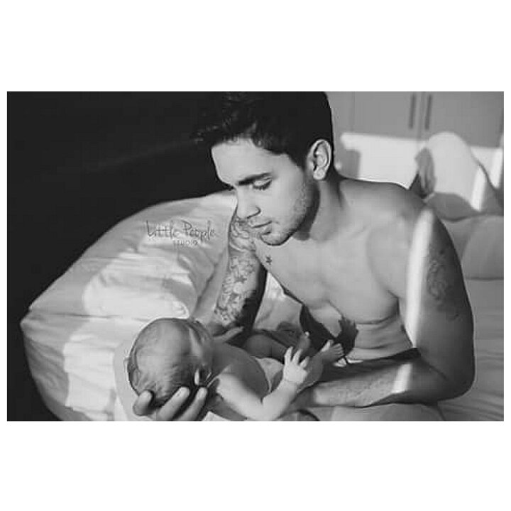 PabloLovers_FCO's tweet photo. Chicas aqui les dejo fotitos de nuestro Gaucho @PabloMMorcillo Junto al mini Gauchito Giuliano 👶👨❤Amor padre e hijo! https://t.co/bniRW2FLjm