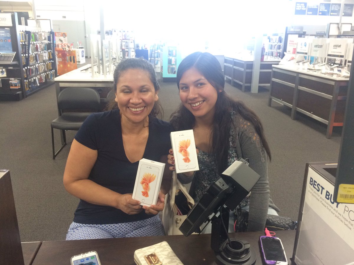 ronni_ronn's tweet photo. 2 the Sprint way!!! Happy new additions to the #sprintfamily in Vallejo, CA. @GuyShane https://t.co/mwkgUdWHZC