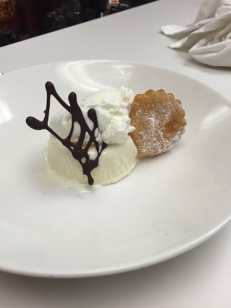 NicoleMummolo's tweet photo. Cannoli panna cotta #rouge #cheflife #pasryporn https://t.co/Zm4lKVuKqn