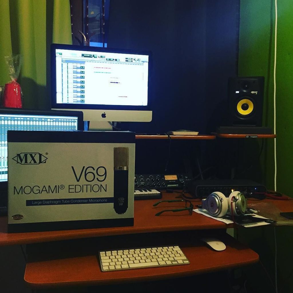 producerpassion's tweet photo. ... #protools #nofile #unrealmusic #MXLV69 #MXL #Neumann by d_weeznofile https://t.co/hHn7h6olfo