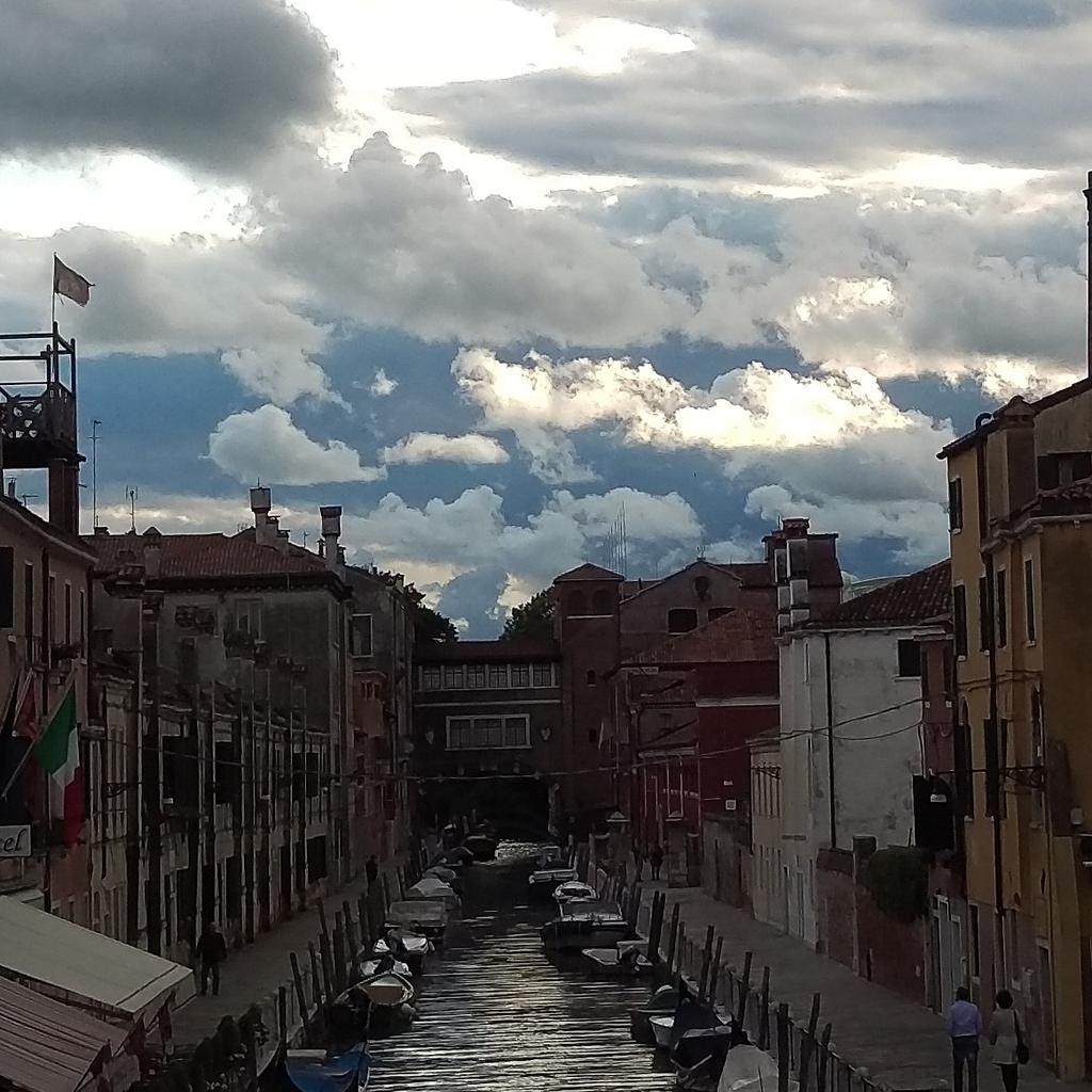 konigleo's tweet photo. A view of Venice like a painting by Magritte #venice #clouds #magritte #renemagritte #picoftheday #painting #bebleo https://t.co/xV31rDsIeS
