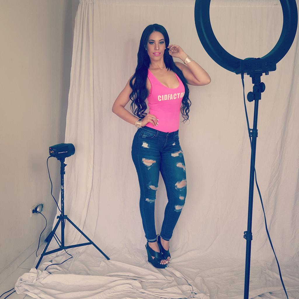 Anasanchez1015's tweet photo. #seciondefotos #CidfactoryRD🎥 #stylebyme👗👛👡#makeup💄By @neeky_ #creafamainc #fabulosa #ModeloExclusiva #Imagen https://t.co/q8EVO1k7kk