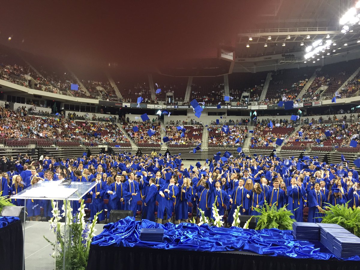 ConwaySchools's tweet photo. And they're off! #chsclassof2016
#gowampuscats https://t.co/wikUn4GKeb