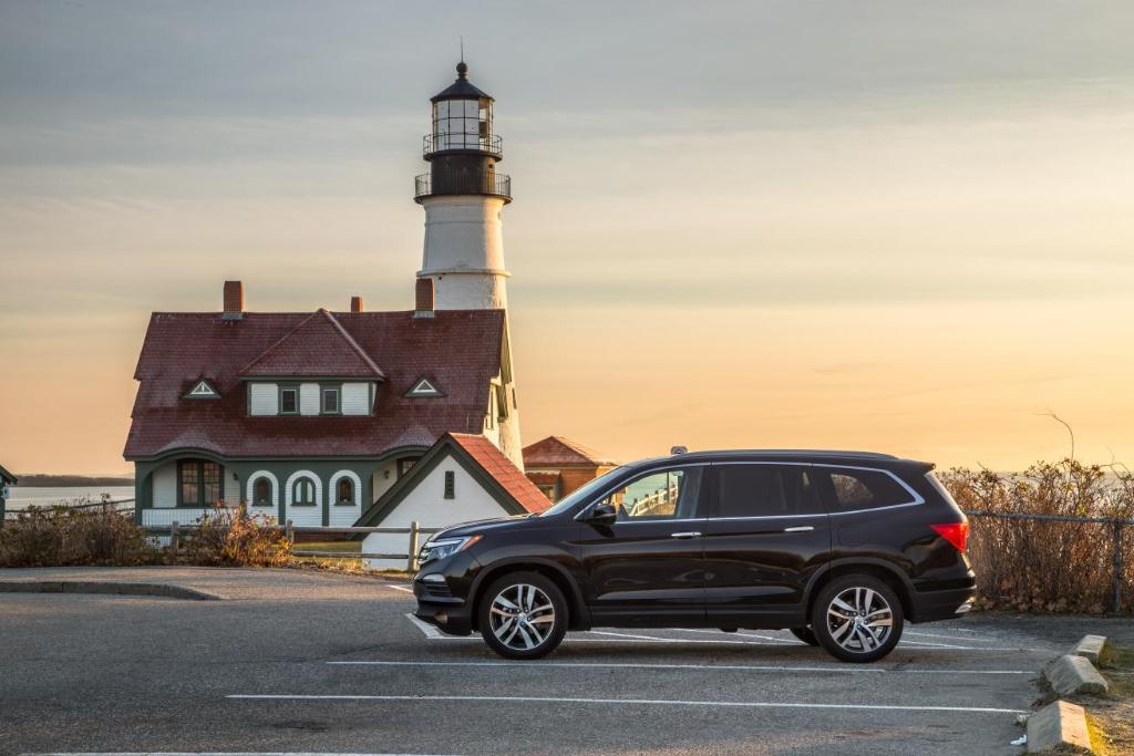 Honda's tweet photo. Lighthouses are more fun to find in the #HondaPilot. https://t.co/v6fFkorrrs