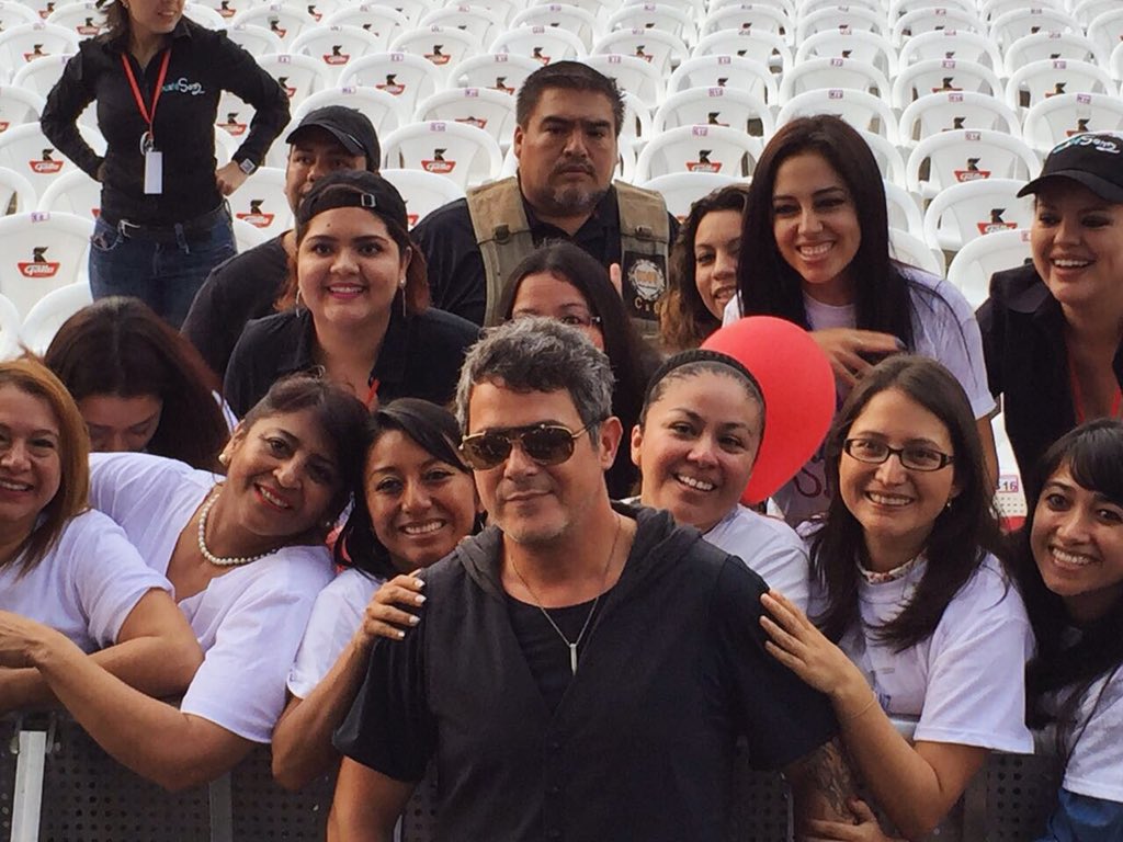 sussy_fcb's tweet photo. Gracias por tanto maestro! @AlejandroSanz #SiropeTourGT #Guaterope #Sirope 🙈 @GuateSanz https://t.co/2A7A0j5UGc