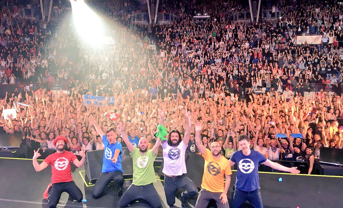 Negramaro's tweet photo. #varese una luna pienissima di voi!!! Tremiamo ancora... Grazie!!!❤️ #LRSATour2016 #strasoldout https://t.co/oKq1KwoAlM