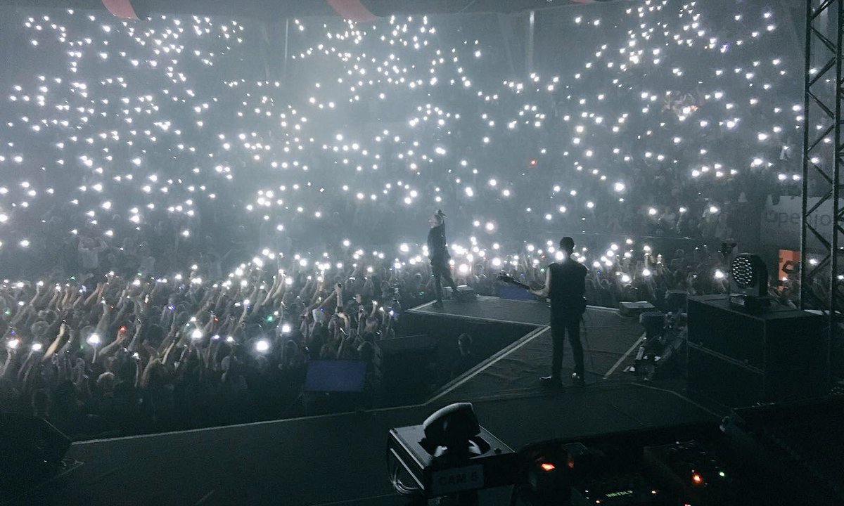 Negramaro's tweet photo. #varese una luna pienissima di voi!!! Tremiamo ancora... Grazie!!!❤️ #LRSATour2016 #strasoldout https://t.co/oKq1KwoAlM