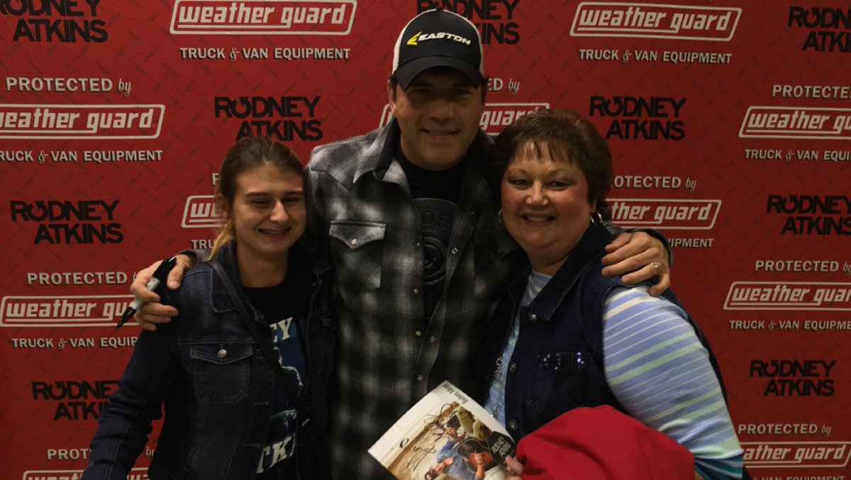 JDamke22's tweet photo. Friday night with @RodneyAtkins and my mom for my birthday https://t.co/iDKhKlEqBJ