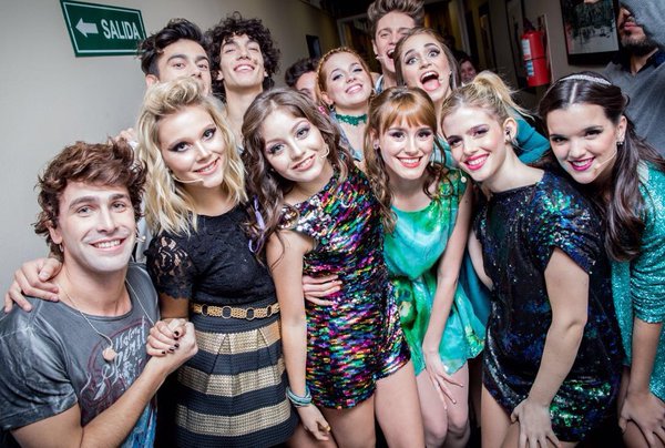 FansClubSoyLuna's tweet photo. Foto grupal antes de salir al escenario del #RadioDisneyVivo en #Chile. ¡Muchos ❤️❤️❤️ para el elenco de #SoyLuna! https://t.co/fpNSN7FGAG