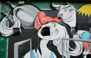 YiraenLP's tweet photo. Pintura Mural del #Guernica en #LaPlata, calle 532 y 23. A la entrada del @estadiounicolp, por Lumpenbola https://t.co/wRoF9E5Wzi