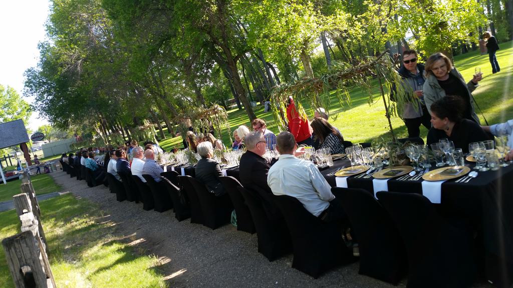 elishaammann's tweet photo. Thanks to the amazing servers &amp; chefs at Sunset Dinner! @heartwood_cafe @skinnysmkhouse @CampCookhaus @cocoa_tada https://t.co/gwEJ1NLDtG