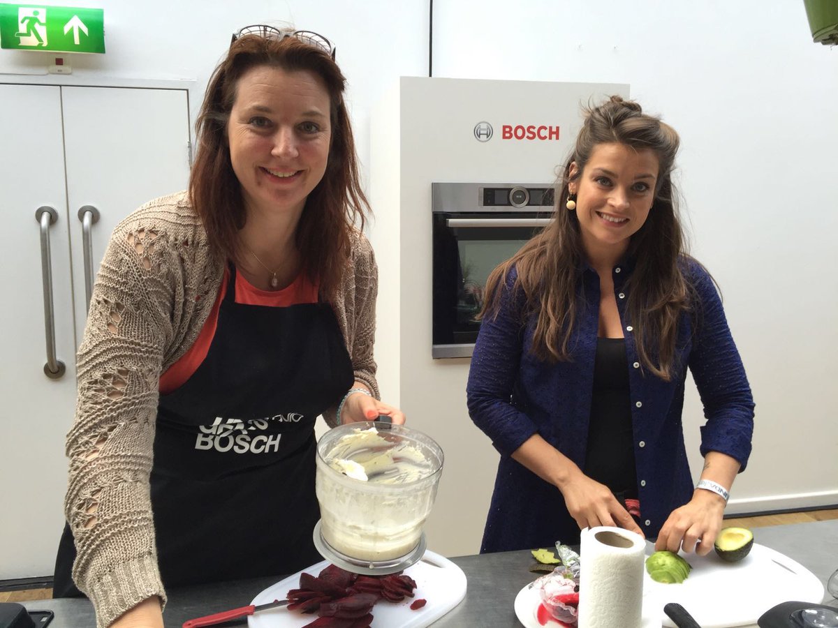 marikevdleeden's tweet photo. Kokkerellen met @miljuschkaw #lindafestival2016 https://t.co/voOWDdSGA7