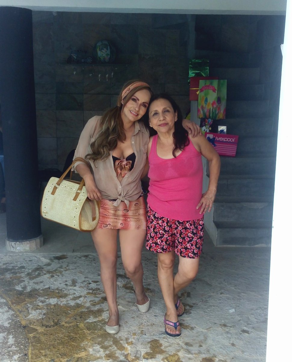 karly_mont's tweet photo. Muchas felicidades a mi segunda madre, gracias por tantooo amor. Te amo 🎉😘🎂 #AlbercadaTime https://t.co/XOSFeBSpsy