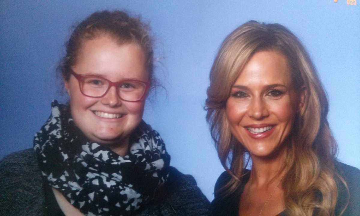 dasmarleenchen's tweet photo. It made my day meeting you @juliebenz :) you were the sweetest ! https://t.co/QhenFvM12F