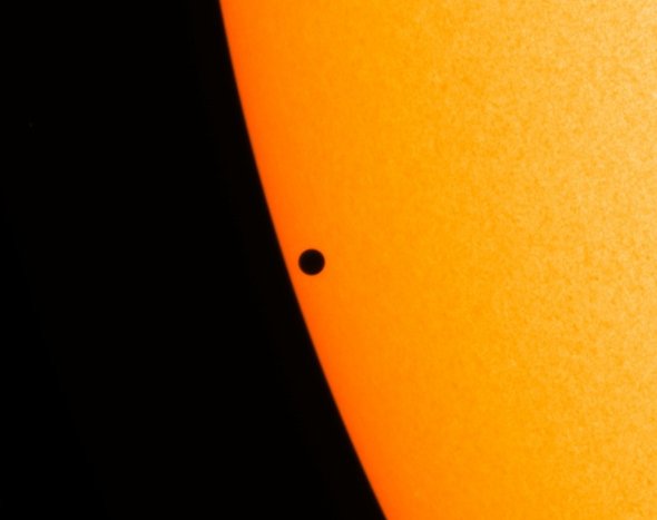 Space_LR's tweet image. See amazing footage of the #MercuryTransit from #NASA #SolarDynamicsObservatory buff.ly/1WA1Iah