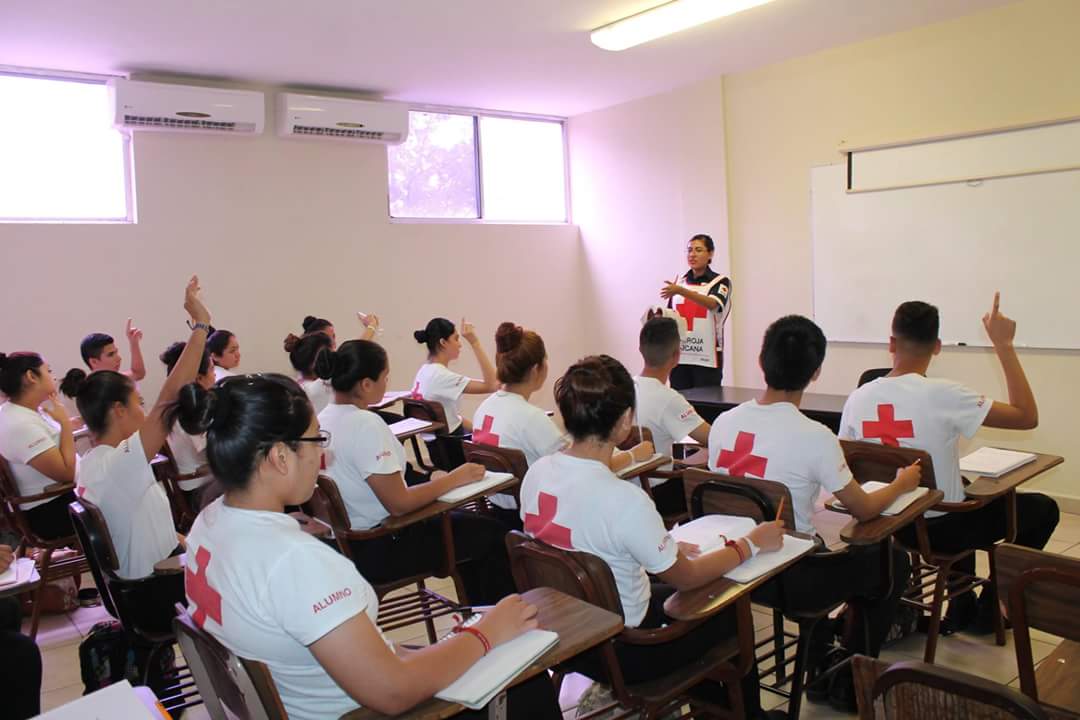 CruzRoja_MX's tweet photo. Felicitamos a los maestros/as por su noble labor de educar. En especial a los instructores de TUM y de Enfermería. https://t.co/ZN1zOC705n