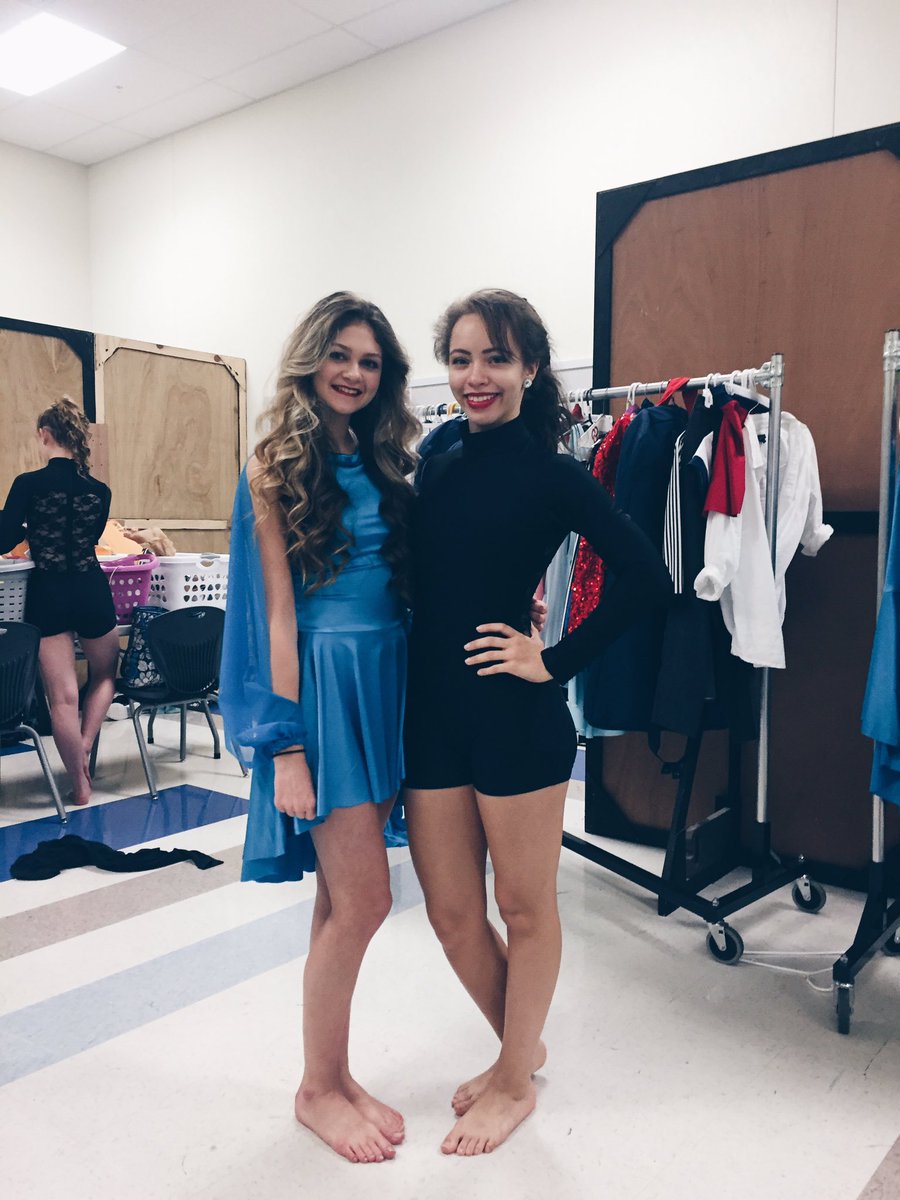 taylorvoyda's tweet photo. showcase&amp; so much love for these girls❤️ https://t.co/z32yUhZrys