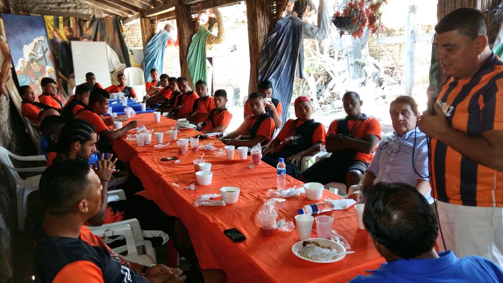 AApastepeque's tweet photo. Pdte @payodiputado compart almuerzo y charla tecnica previo al encuentro @CD_11Lobos #EstadioVicentino @Asfutbol503 https://t.co/ZaqRPUStKU