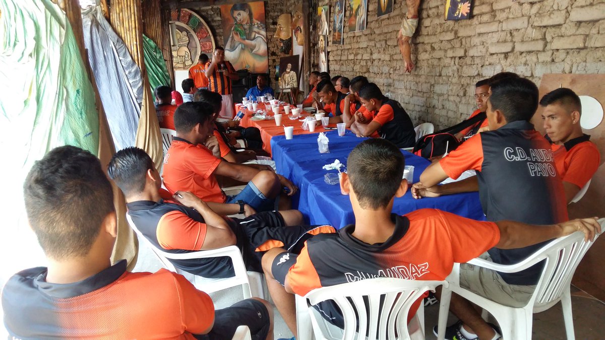 AApastepeque's tweet photo. Pdte @payodiputado compart almuerzo y charla tecnica previo al encuentro @CD_11Lobos #EstadioVicentino @Asfutbol503 https://t.co/ZaqRPUStKU