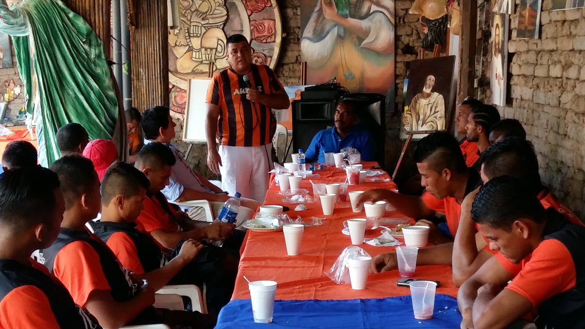 AApastepeque's tweet photo. Pdte @payodiputado compart almuerzo y charla tecnica previo al encuentro @CD_11Lobos #EstadioVicentino @Asfutbol503 https://t.co/ZaqRPUStKU