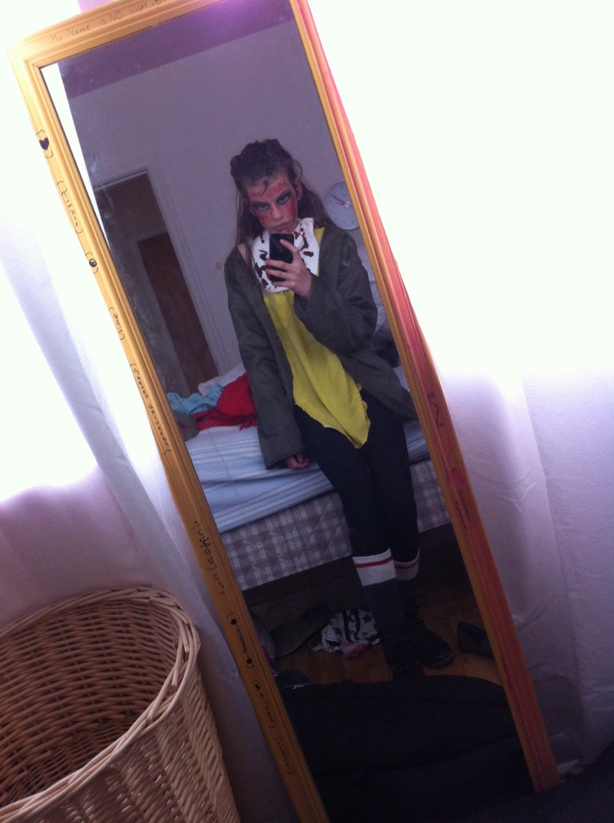 eveystrider's tweet photo. Heading out 2016 comic con in my five nights at Freddy's Coldplay of chica! https://t.co/xZ58mreKdN