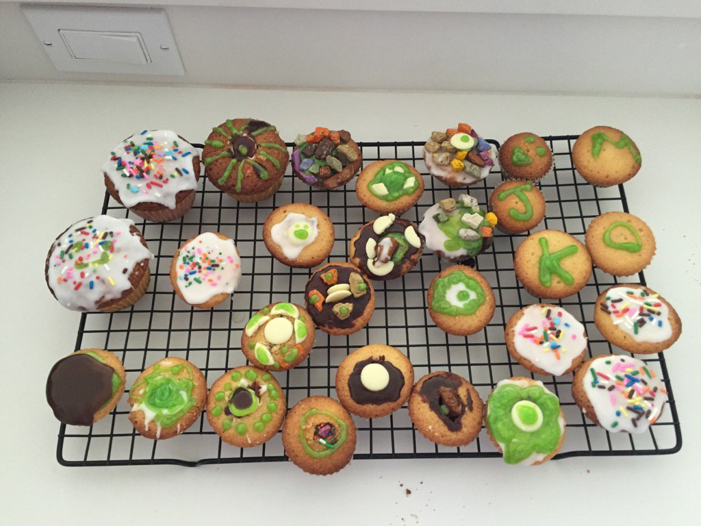 Natasha_Bullas's tweet photo. Sugar explosion by a 6yr old #SundayFunday #CupcakeDecorating #momandmecookbook https://t.co/2SPb731eAD