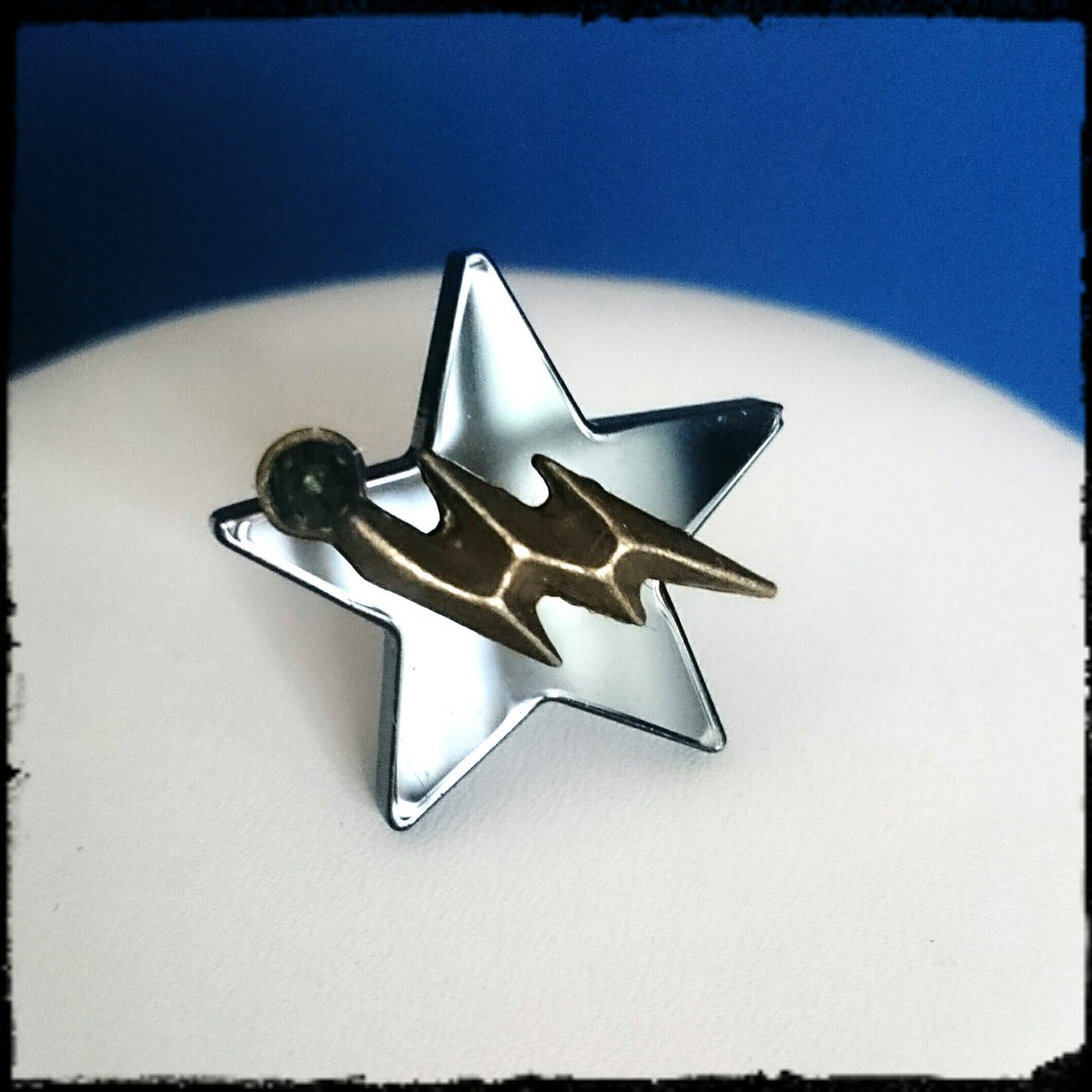 sequinedmoon's tweet photo. New David Bowie themed jewellery that I was asked to make β‘ β #DavidBowie #SequinedMoon #blackstar #diamonddogs https://t.co/vLQNNj3WlV