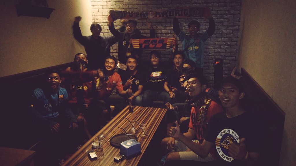 BOIXOSNOISCMH's tweet photo. Nih bois di Last Nobar kamari bareng @CULES_CMH #CAMPEONES #ViscaBarca #BNC #Teuas https://t.co/mQxxPd9lVe