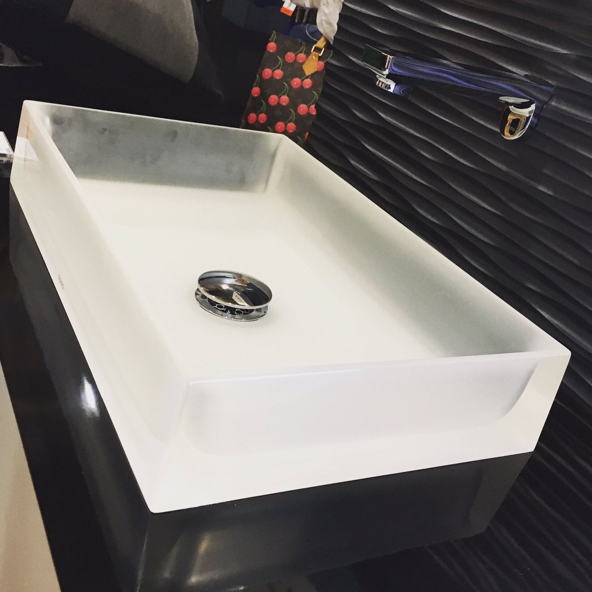 glenpelosodesgn's tweet photo. A touch of #Design heaven found at @TOTOUSA @ICFF #designhounds #dhnyc16 A brilliant acrylic #sink #GJDesignTour https://t.co/G2BZgfTUJd