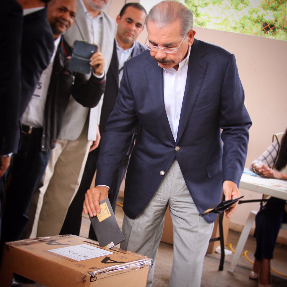 Votando! Nos llena de  alegría ver la participación de la gente en esta fiesta democrática