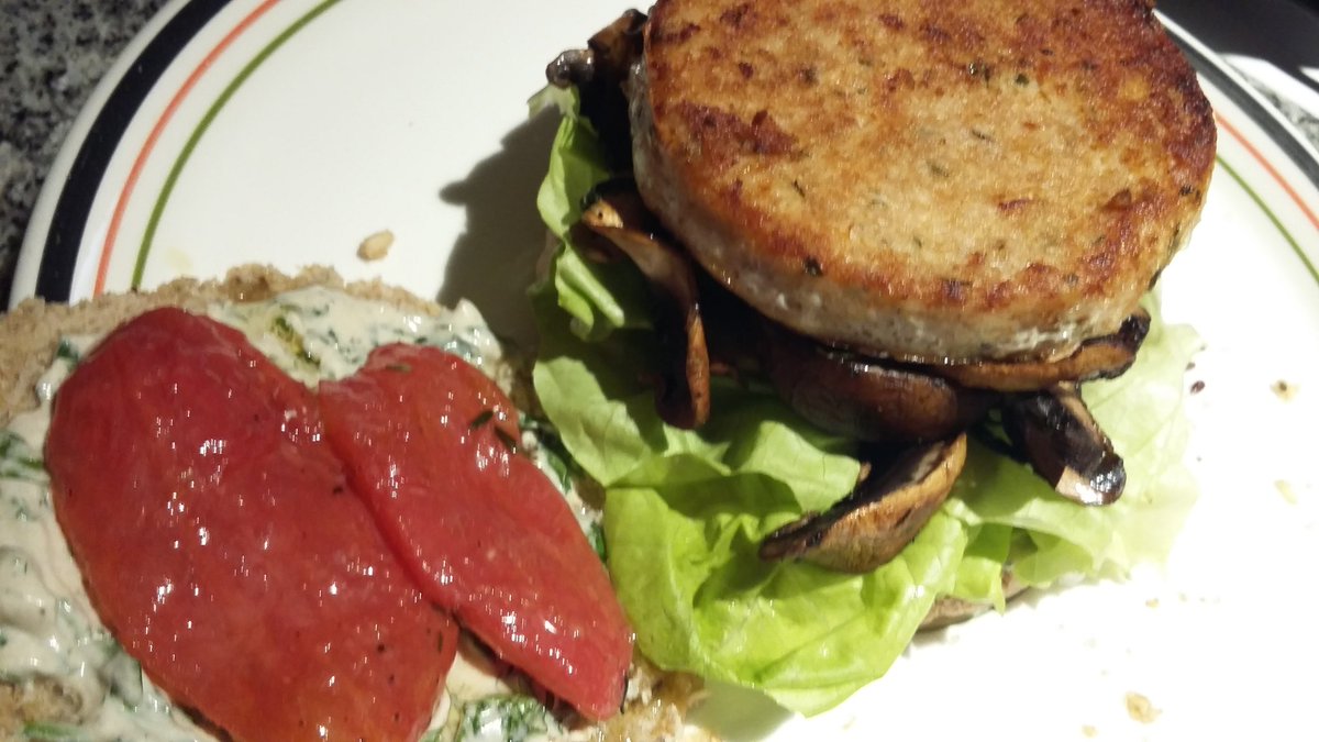 nadiaarcechef's tweet photo. Almorza rico,  sano y lleno de colores,  hamburguesa de salmón y pan de 7 semillas,  hongos y lechuga https://t.co/l1Ms0RZRdA