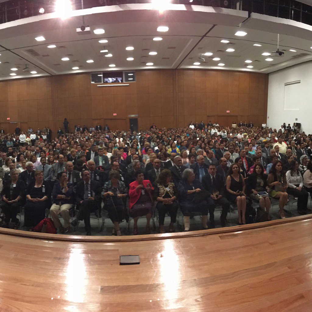 rubenmoreiravdz's tweet photo. Tuve oportunidad de saludar a 927 maestras y maestros reconocidos por sus años de servicio. Fue para mi un honor https://t.co/dqqf1CTlPU