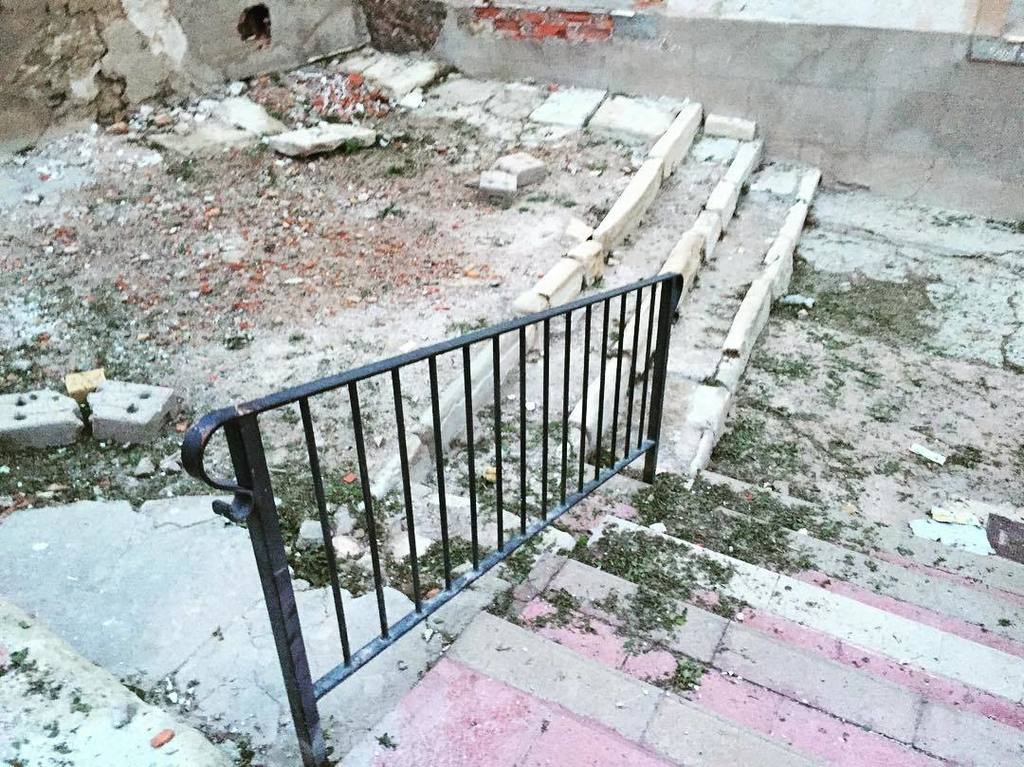 veinsdemonover's tweet photo. #ElObjectiu de Veïns: Estado de la parte superior de la Calle Pescadería (a pocos metros del Ayuntamiento de Monóva… https://t.co/1sqhdJb7rq