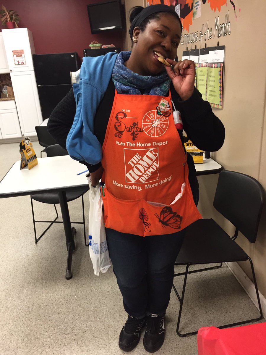 NEToledoTHD's tweet photo. Eating all the coooooookies. #mwmay2016 @dcbellah 🍪🍪🍪🍪🍪 https://t.co/5xlqJqnyul