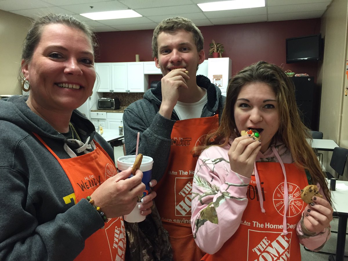 NEToledoTHD's tweet photo. Eating all the coooooookies. #mwmay2016 @dcbellah 🍪🍪🍪🍪🍪 https://t.co/5xlqJqnyul