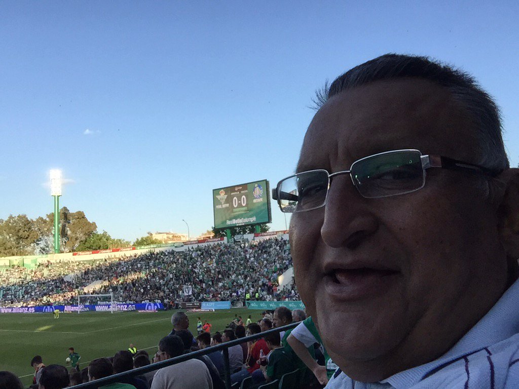 eltitochester's tweet photo. @RealBetis siempre en el corazón gol sur y Molina emblemas del beticismo. Y q viva  el Betos y la Virgen del Rocío. https://t.co/MAttb0xEgJ