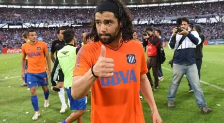 CompAzulgrana's tweet photo. Rodrigo Burgos en un billete de dos pesos...

El ex #Cerro idolatrado por los hinchas de Talleres https://t.co/oWXf4KUMdy
